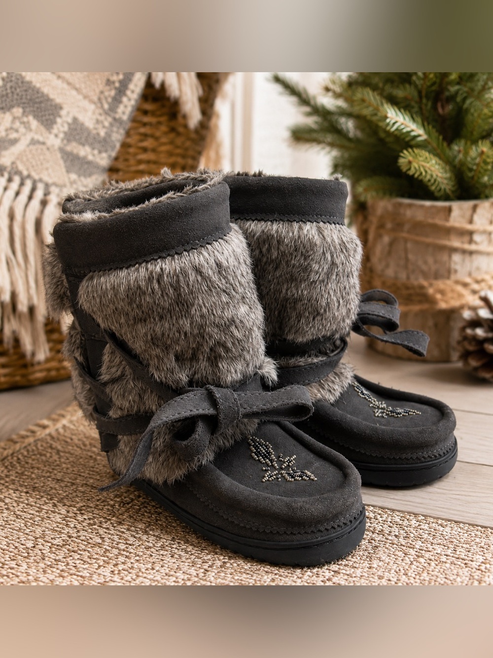 Manitobah Mukluks Beaded Short Wrap Boots Charcoal Grey Fur Moccasins Women’s 6